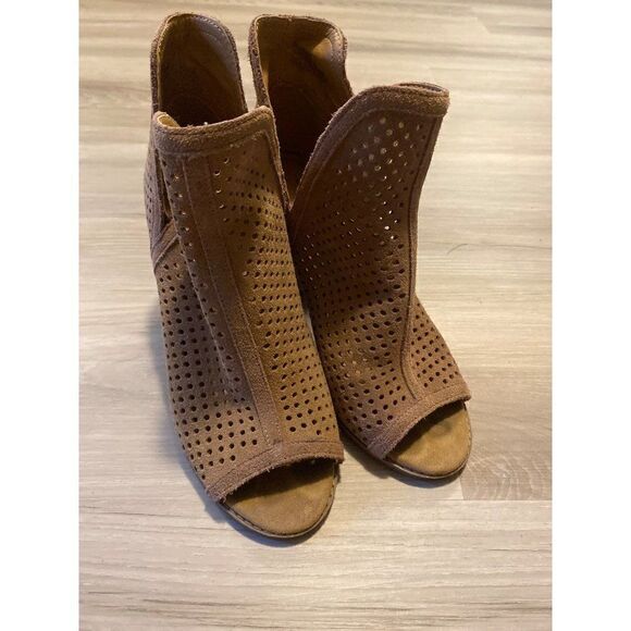 Lucky Brand "Laris", perforated tan suede open toed heeled ankle booties sz 6.5 - Picture 1 of 7